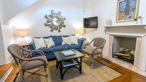 House, 3 Bedrooms | Living area - Juniper Cottage by Lucky Savannah (Savannah)