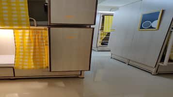 5 habitaciones, espacio para trabajar con laptop y ropa de cama