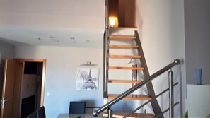 Apartamento urbano, 2 quartos, terraço, vista para o mar | Área de estar | TV de tela plana 42 cm com canais a cabo, TV