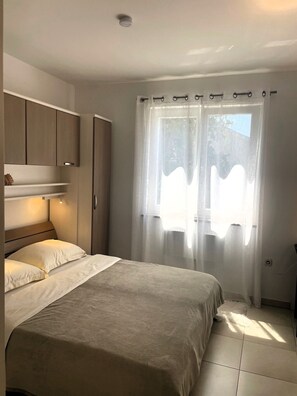 Apartamento, 2 quartos, terraço | 2 quartos, ferros/tábuas de passar roupa, Wi-Fi de cortesia