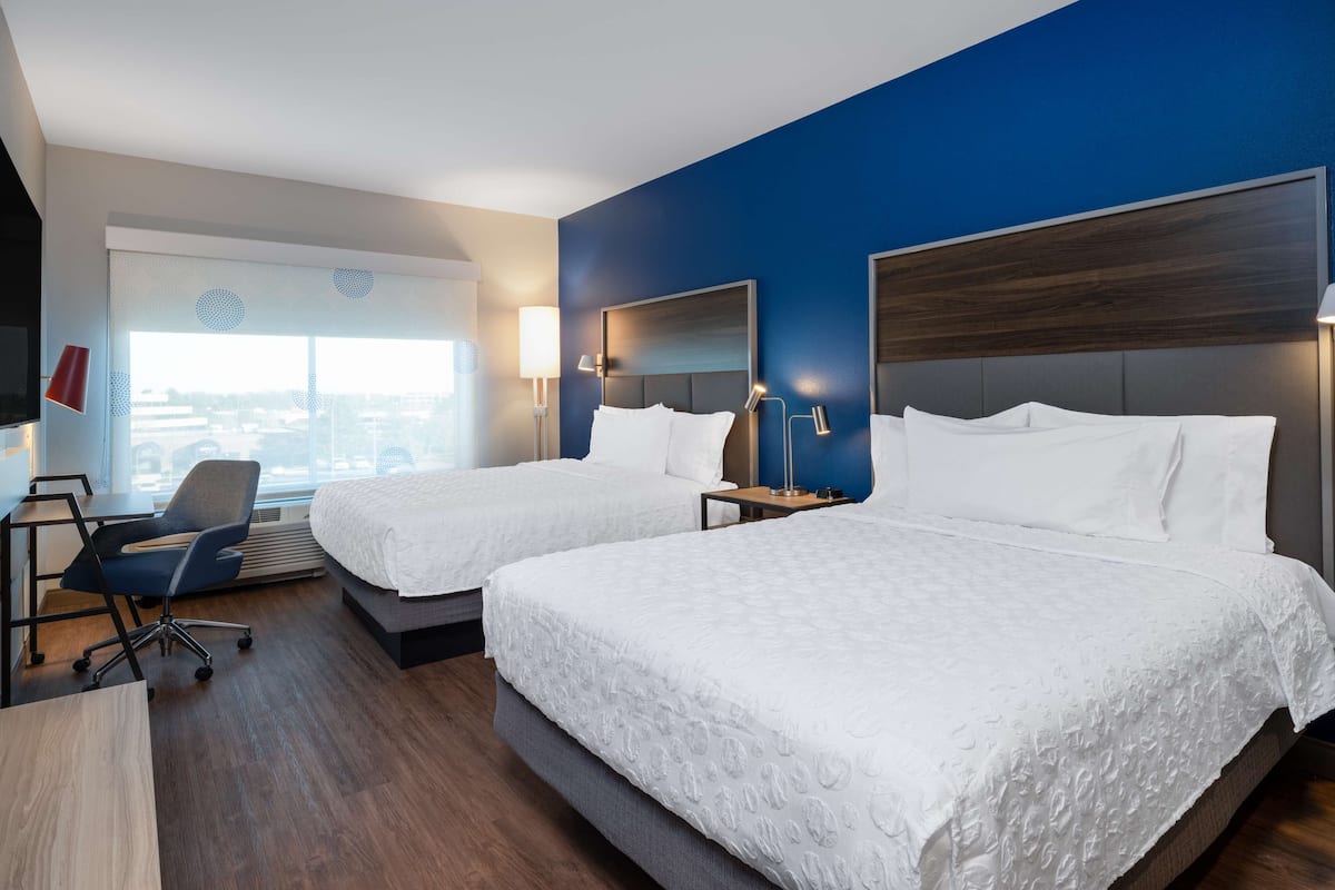 Habitación básica doble, 2 camas Queen size | Escritorio y ropa de cama