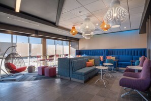 Lobby - Tru by Hilton Naperville Chicago (Naperville)