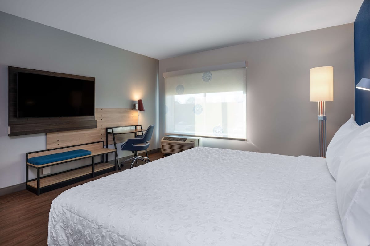 Habitación, 1 cama King size, con acceso para personas discapacitadas, tina | Escritorio y ropa de cama