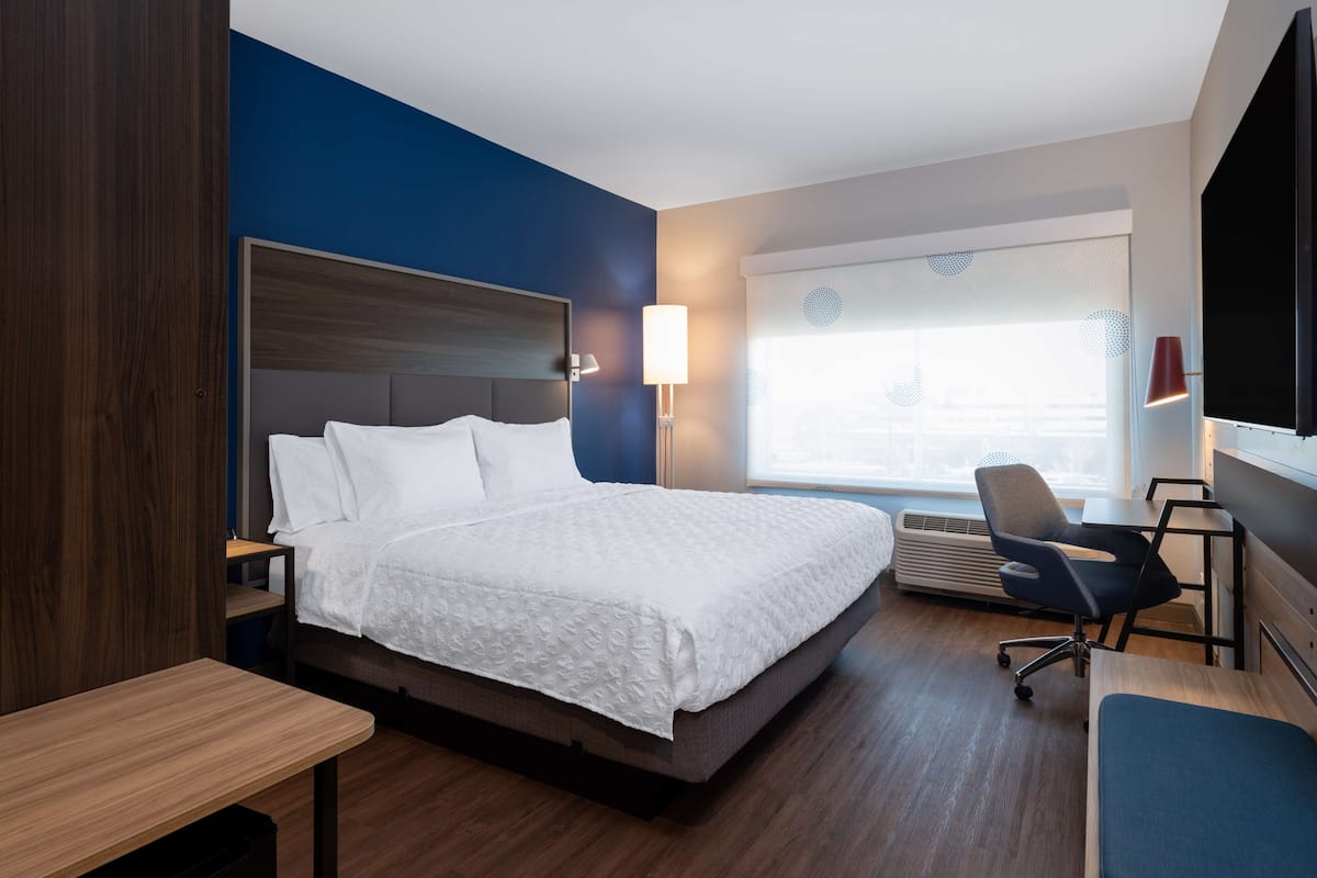 Habitación, 1 cama King size | Escritorio y ropa de cama