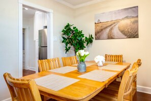 Dining - 3 Bed 2 Bath Charming Sanctuary 5 miles from Clearwater Beach (Clearwater)