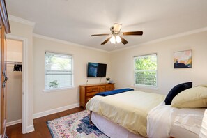 3 habitaciones, escritorio y tabla de planchar con plancha