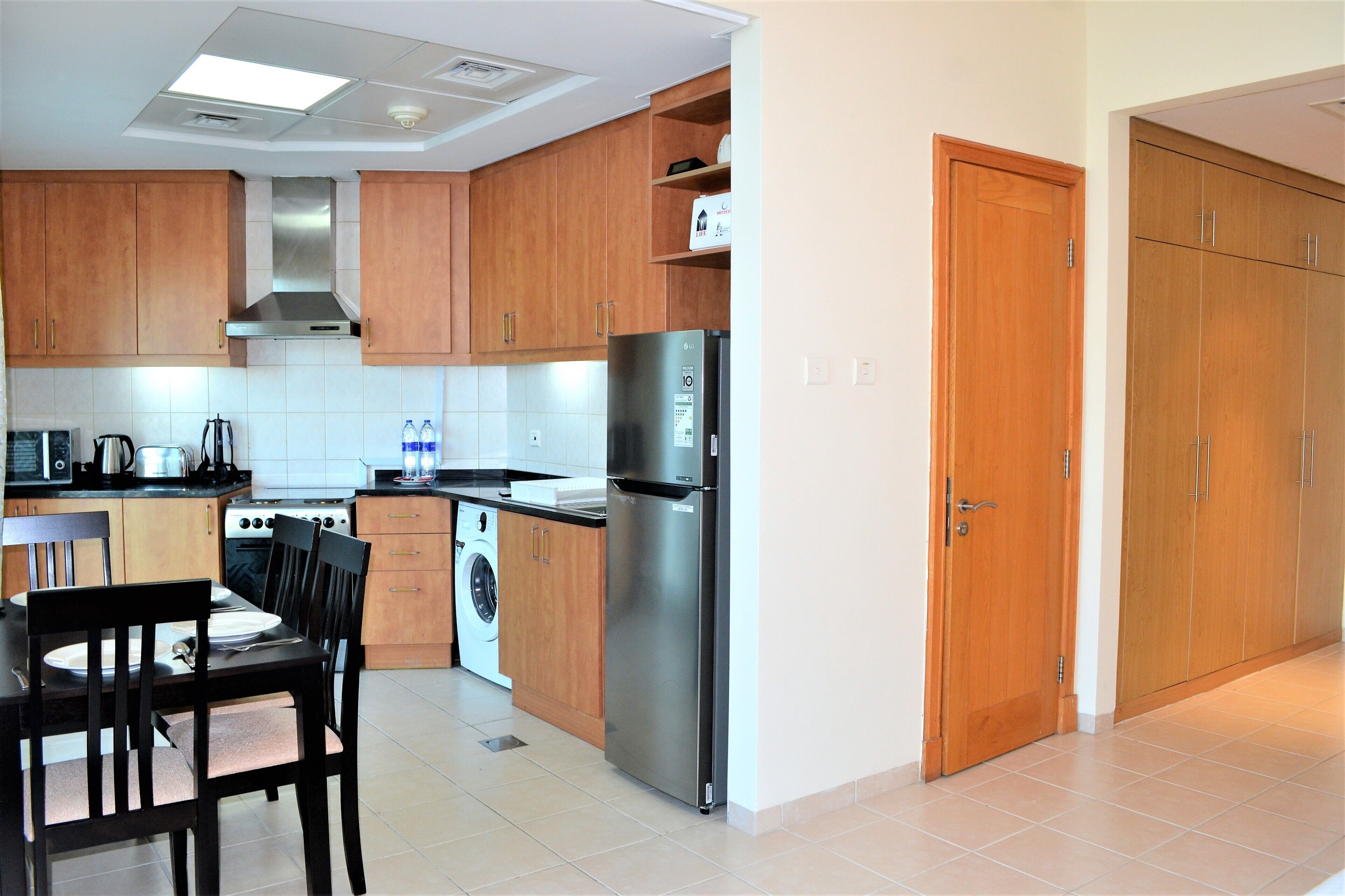 Estúdio | Cofres nos quartos, cortinas blackout, ferros/tábuas de passar roupa