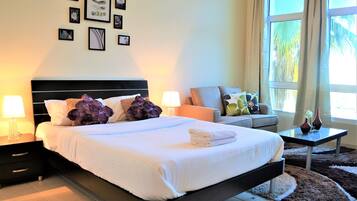 Cofres nos quartos, cortinas blackout, ferros/tábuas de passar roupa