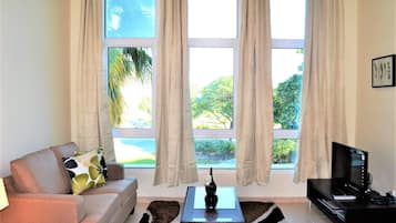 Estúdio | Cofres nos quartos, cortinas blackout, ferros/tábuas de passar roupa