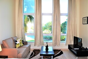 Estúdio | Cofres nos quartos, cortinas blackout, ferros/tábuas de passar roupa