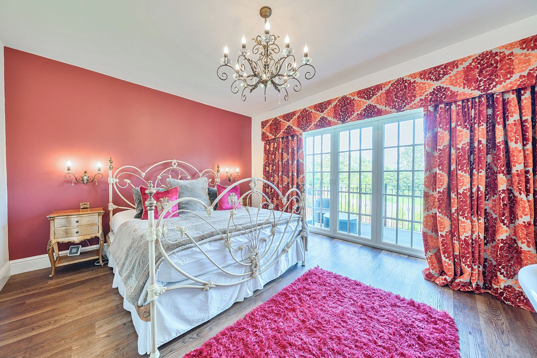 6 bedrooms, individually decorated, individually furnished, free WiFi