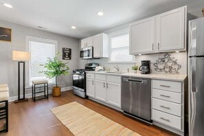 Fridge, microwave, oven, stovetop - White House on Wisconsin-Main House |Renovated Colonial Revival |Steps to Horticultural Hall |Prking (Lake Geneva)
