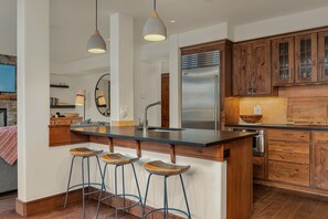 Fridge, microwave, oven, stovetop - Ballard 203 North - 2Bd, 2.5Ba - Sleeps 4 - Downtown Condo + Mountain Views (Telluride)