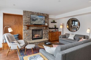 Smart TV, fireplace, stereo - Ballard 203 North - 2Bd, 2.5Ba - Sleeps 4 - Downtown Condo + Mountain Views (Telluride)