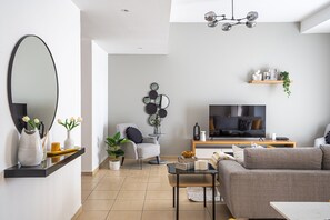 Design Apartment | Living area | 32-inch Smart TV with cable channels, TV - HiGuests - Sadaf 7 (Dubai)