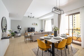 Design Apartment | Living area | 32-inch Smart TV with cable channels, TV - HiGuests - Sadaf 7 (Dubai)