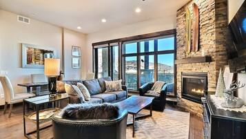 Condo, 2 Bedrooms | Living room | Smart TV