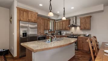 Townhome, 3 Bedrooms | Private kitchen | Fridge, oven, coffee/tea maker, toaster