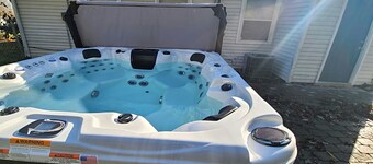 Relax and unwind with deluxe hot tub close to downtown Miamisburg. 