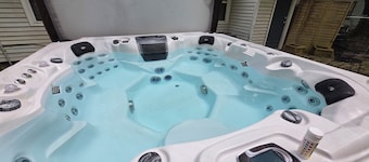 Relax and unwind with deluxe hot tub close to downtown Miamisburg. 