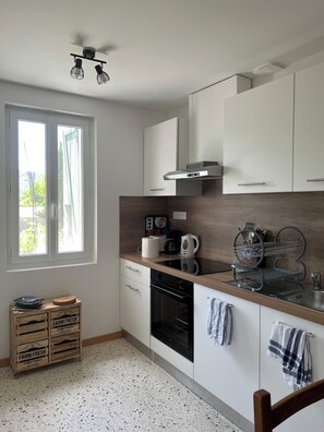 Refrigerador, microondas, horno, cafetera/tetera