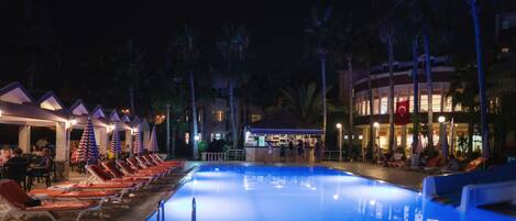 Seasonal outdoor pool, pool umbrellas, sun loungers