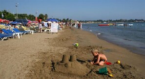 Playa privada en los alrededores, traslado desde/hacia la playa gratis