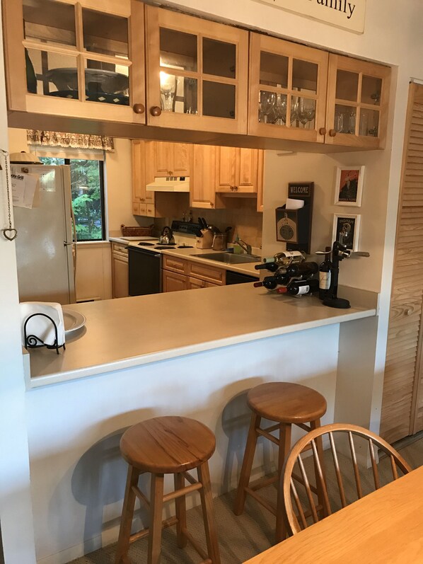 Fridge, microwave, oven, stovetop - 2 bed condo in Waterville Valley, NH! White Mountains Summer Season RENTAL ONLY (Waterville Valley)
