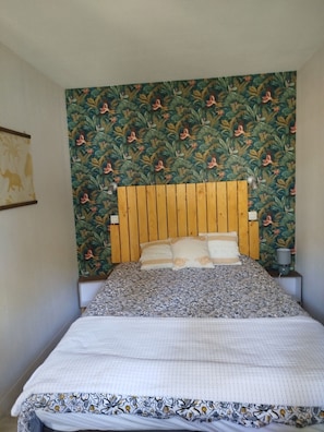1 bedroom, bed sheets