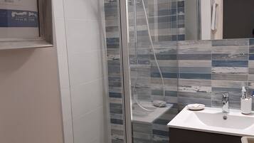 Douche, sĂšche-cheveux, serviettes fournies, savon