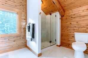 Douche, baignoire à jets, sèche-cheveux, serviettes fournies