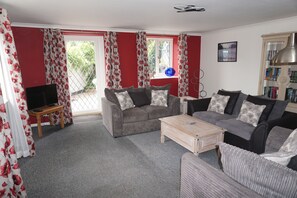 Smart TV, DVD player, books, music library - Dog friendly 2 bed barn - walking distance to Slapton Sands Beach & Slapton Ley (Slapton)