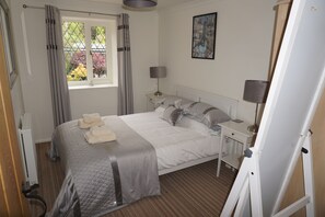 2 bedrooms, iron/ironing board, free WiFi, bed sheets - Dog friendly 2 bed barn - walking distance to Slapton Sands Beach & Slapton Ley (Slapton)