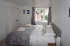 3 bedrooms, desk, iron/ironing board, free WiFi - Situated in a quaint village-walking distance to Slapton Sand Beach & Ley (Slapton)