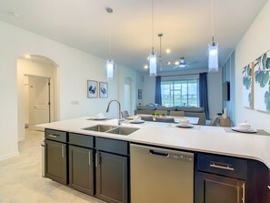 Interior - Cozy Family ThemedRoom/Waterpark/Garage (Reunion)