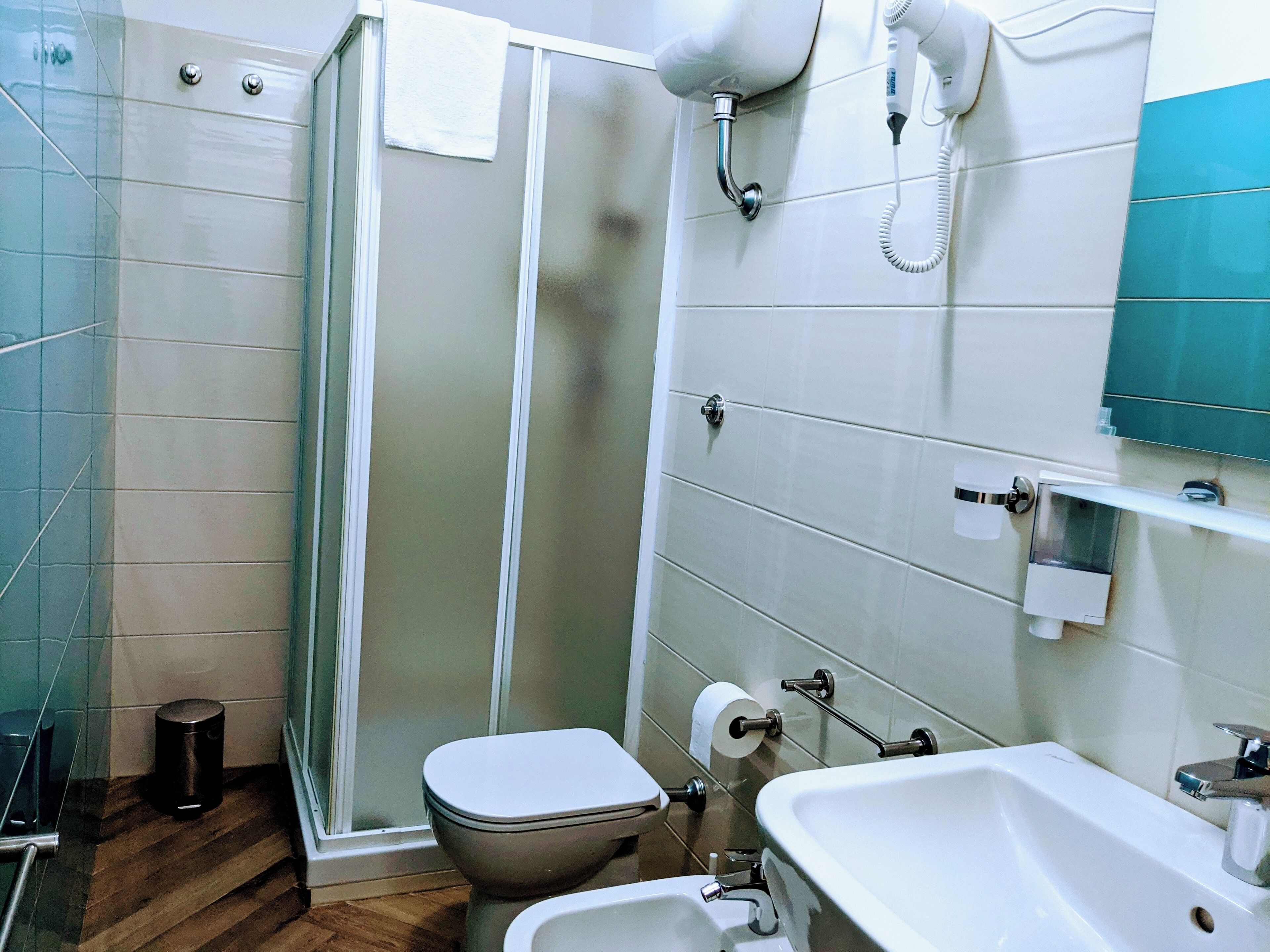 Basic-Doppelzimmer | Badezimmer | Dusche, Haartrockner, Bidet, Handtücher