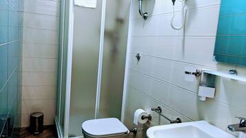 基础双人房 | 浴室 | 淋浴设施、吹风机、坐浴桶、毛巾