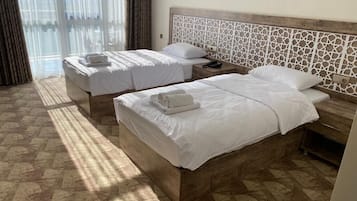Habitación estándar con 2 camas individuales | Espacio para trabajar con laptop, cuna de viaje y wifi gratis