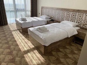 Habitación estándar con 2 camas individuales | Espacio para trabajar con laptop, cuna de viaje y wifi gratis