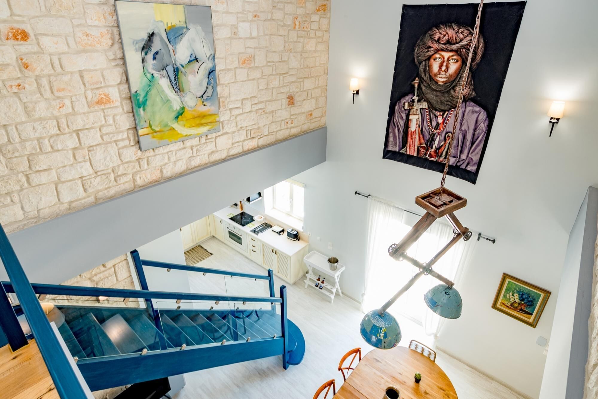 Een modern interieur met een keuken, eethoek en een trap.