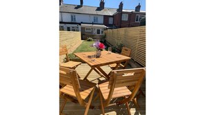 Outdoor dining - Cosy Cottage by Christchurch Quay/Town/Beach (Christchurch)