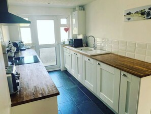 Fridge, microwave, oven, stovetop - Cosy Cottage by Christchurch Quay/Town/Beach (Christchurch)