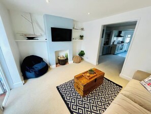 Smart TV - Cosy Cottage by Christchurch Quay/Town/Beach (Christchurch)