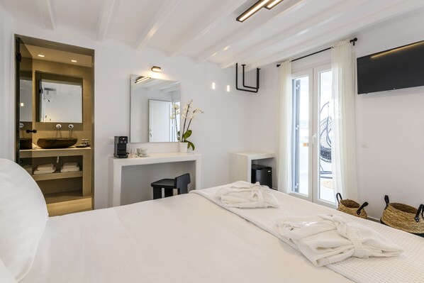 Suite Sea View | Ylelliset vuodevaatteet, minibaari, tallelokero huoneessa, äänieristys