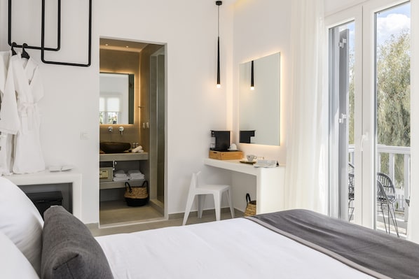 Suite City View | Premium bedding, minibar, in-room safe, soundproofing - Sunset Windmills Suites (Mykonos)