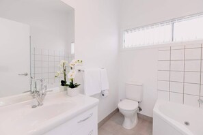 Vasca, asciugacapelli, asciugamani, sapone