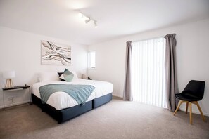 4 bedrooms, desk, iron/ironing board, travel crib