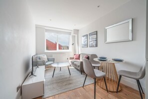 Una televisión, una oficina