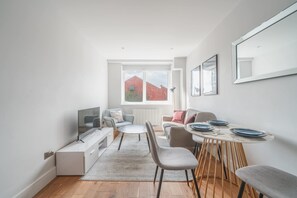 TV, offices - Smart 1 Bed Apartment in Eastleigh Town Centre (Eastleigh)