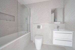 Shower, free toiletries, hair dryer, towels - Smart 1 Bed Apartment in Eastleigh Town Centre (Eastleigh)